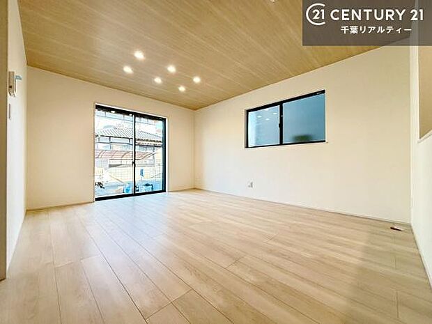 大きな窓からたっぷりの陽ざしが入る明るいリビング。開放感のあるリビングで家族団らんのくつろぎの時間を過ごせます。