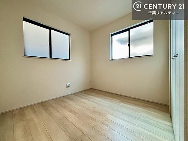 掃き出し窓がないお部屋は、お子様のお部屋としても安心です!収納スペースも充実しているので散らかったお部屋をサッと片付けられます!