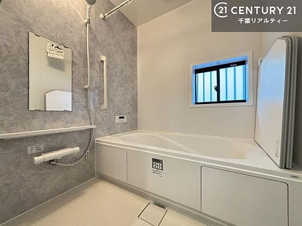 1日の疲れをしっかりと癒してくれる浴室です。おうちの素敵なリラクゼーション場所ですね。