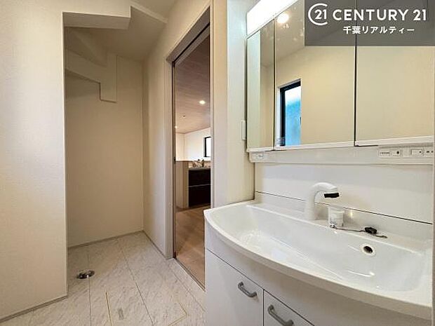 三面鏡仕様の洗面所は、身だしなみがしやすい造り!裏は収納になっています。ドライヤーやお化粧道具を片付けられるので洗面台周りをスッキリと見せることが出来ます!