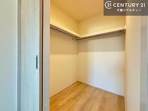 ウォークインクローゼット付きです。たくさんのお洋服などを収納しておけそうですね!他にも扇風機や加湿器など季節物の大きな家電も収納できます。