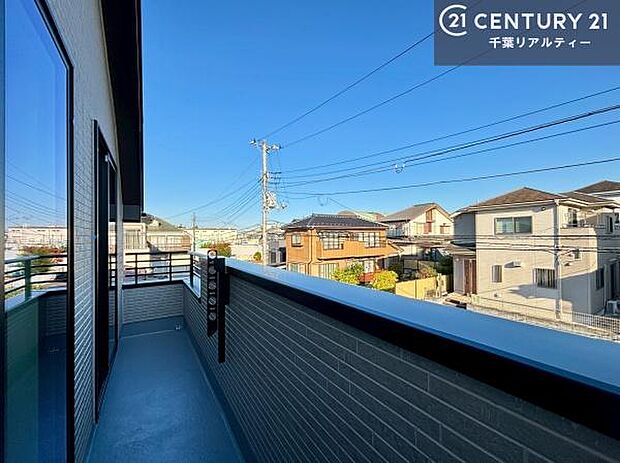 晴れた日には青い空を見渡せる開放的な時間を楽しめます。気持ちの良い風が通り抜ける街並みです!