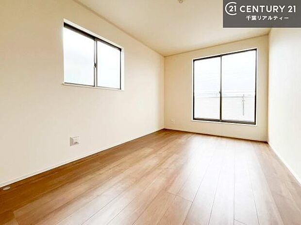 バルコニーに面した洋室。優しい光が差し込む洋室は、朝の目覚めも気持ちが良さそうですね。おうち時間もゆったりと過ごすことができます。