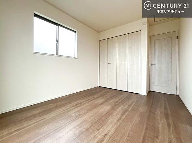 収納スペースが付いているので、急な来客時でも散らかったおもちゃをサッと片づけられて大変便利です！壁面も広々しているので、勉強机やベッドの置き場に困りません！