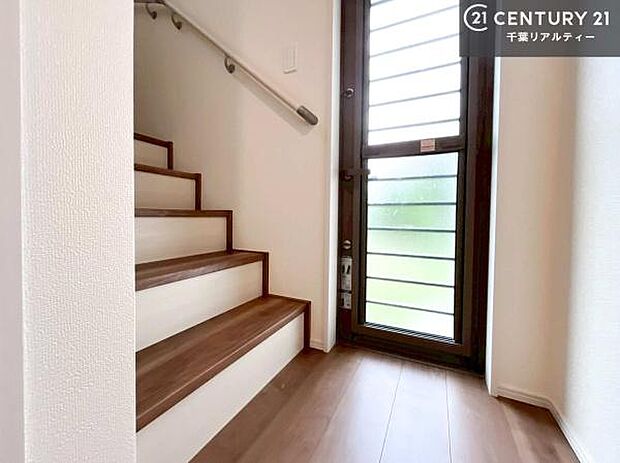 階段は明るく手摺りもついています。お子様やご年配の方も安心してご利用頂けますね。