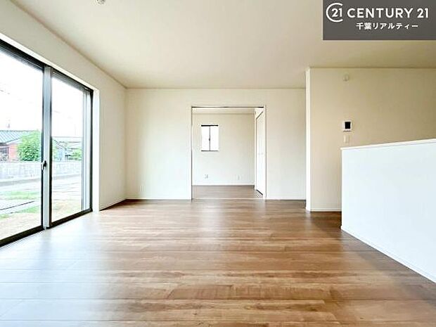 優しい陽だまりがダイニングキッチンを包んでくれて居心地の良い空間を演出してくれます！自然と家族が集い会話が増える心地よい空間！