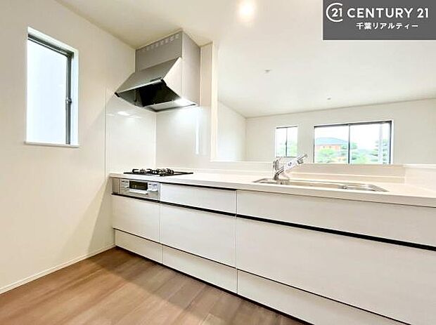 大人気の対面式システムキッチンを採用しています！ご家族のコミュニケーションが自然と増える設計です。お子様にも目が届くので嬉しいですね。収納力もあります！