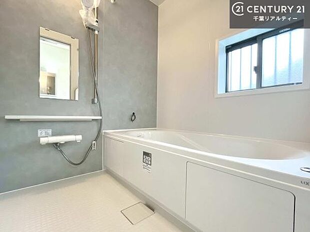 広々バスで一日の疲れをリフレッシュ。足が伸ばせるので、浴槽にもゆったりと浸かれますね！毎日のバスタイムが楽しみになります。