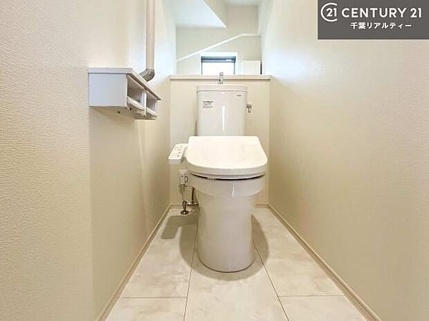 1・2階にトイレがございます！朝の忙しい時間帯も待たずにすみそうですね。白を基調とした清潔感のあるトイレでお手入れがしやすいです！