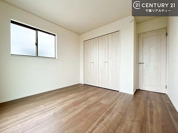 収納スペースがついています！居室をスッキリ整頓する事ができますね。家具を選ばないシンプルなデザインの為、家具を選ばずお気に入りの空間作りができそうですね。