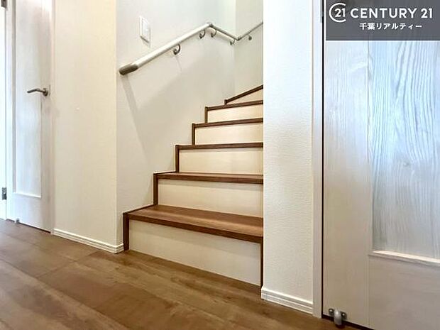 階段は明るく手摺りもついています。お子様やご年配の方も安心してご利用頂けますね。