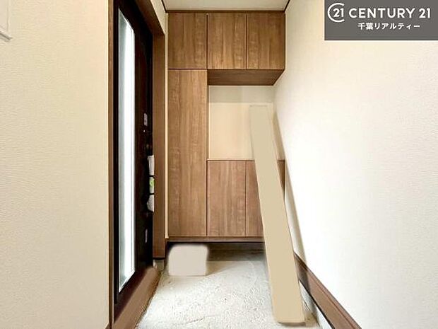 シューズボックス付きなので、玄関が片付きお掃除がしやすいです!スッキリした玄関で戸を開けた瞬間、清潔感のある心地いい空間が出迎えてくれます。