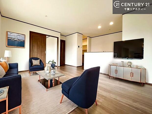 家具はCGパースです。開放感のある広々LDK!ソファーやダイニングテーブルを置いても窮屈にならないので快適に過ごせます!コミュニケーションが取りやすいリビングです!