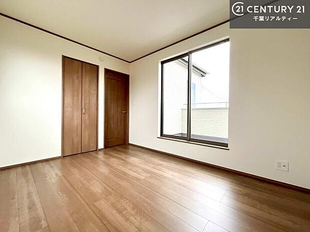 バルコニーに面している洋室です。明るく温もりがあり、換気もしっかりできます!朝起きて、外に出て背伸びをしつつ深呼吸をし良い朝を迎え入れることが出来そうですね!お勉強の休憩のリフレッシュもできます