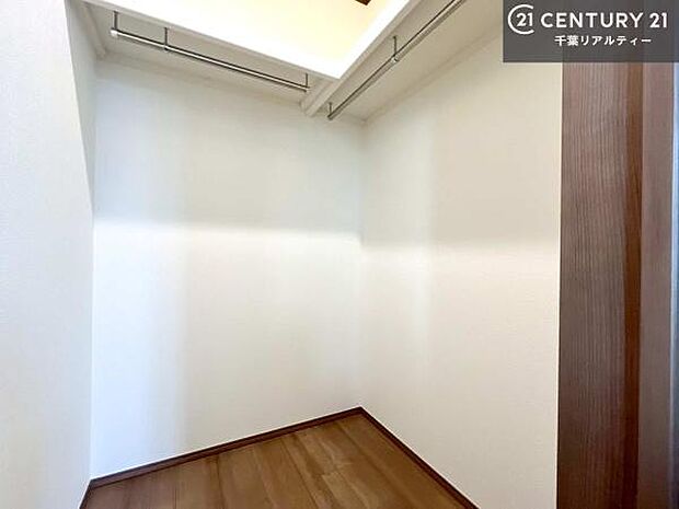 ウォークインクローゼット付きです。たくさんのお洋服などを収納しておけそうですね!他にも扇風機や加湿器など季節物の大きな家電も収納できます。