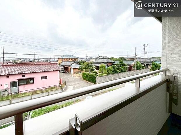 晴れた日には青い空を見渡せる開放的な時間を楽しめます。気持ちの良い風が通り抜ける街並みです!