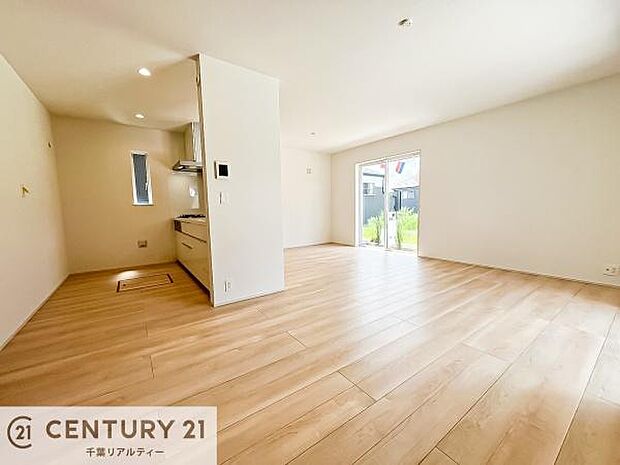 心地良いリビングは家族が自然と集まります。家族団欒の時間が増えそうです。ご家族と、より一層充実した時間を過ごせそうですね。明るく開放的な空間です。【同仕様】