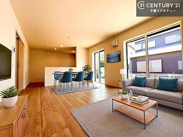 心地良いリビングは家族が自然と集まります。家族団欒の時間が増えそうです。ご家族と、より一層充実した時間を過ごせそうですね。明るく開放的な空間です。【同仕様】