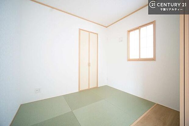 【同仕様】和室ではお子様が転んでも怪我をする心配はほとんどありません。家事の合間にママやパパが寝ころんで使える休憩スペースとしても利用可!