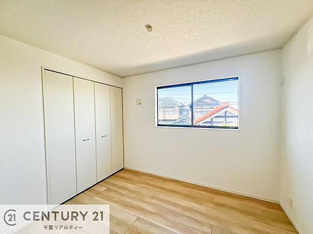 【同仕様】掃き出し窓がないお部屋は、お子様のお部屋としても安心です!収納スペースも充実しているので散らかったお部屋をサッと片付けられます!