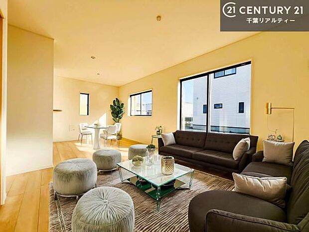 【同仕様】心地良いリビングは家族が自然と集まります。家族団欒の時間が増えそうです。ご家族と、より一層充実した時間を過ごせそうですね。明るく開放的な空間です。