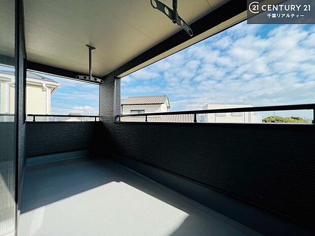 【同仕様】陽当たり良好なバルコニーです!晴れた日には青い空を見渡せる開放的な時間を楽しめます。