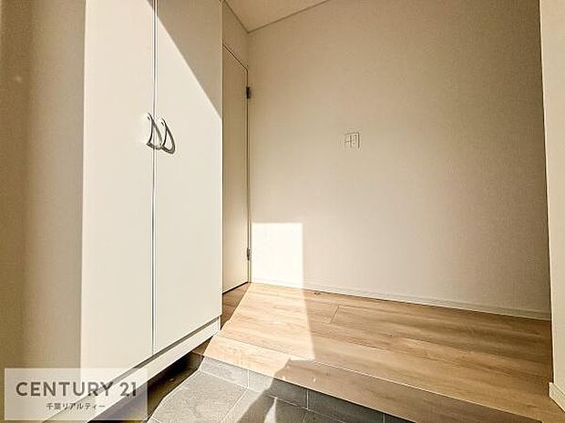 【同仕様】シューズボックス付きなので、玄関が片付きお掃除がしやすいです!スッキリした玄関で戸を開けた瞬間、清潔感のある心地いい空間が出迎えてくれます。