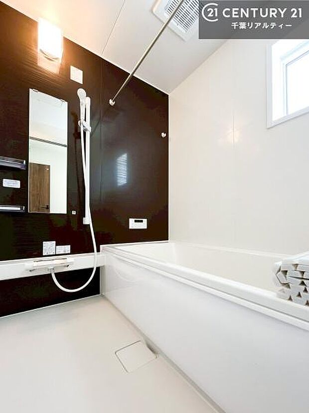 広々バスで一日の疲れをリフレッシュ。足が伸ばせるので、浴槽にもゆったりと浸かれますね！毎日のバスタイムが楽しみになります。（同仕様）