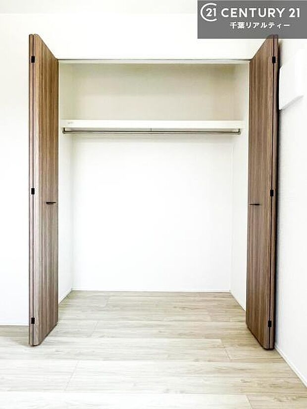 たっぷりの収納スペースで、暮らしがすっきり整う住まい。家族の荷物もきれいに片付き、毎日を快適に過ごせます。（同仕様）