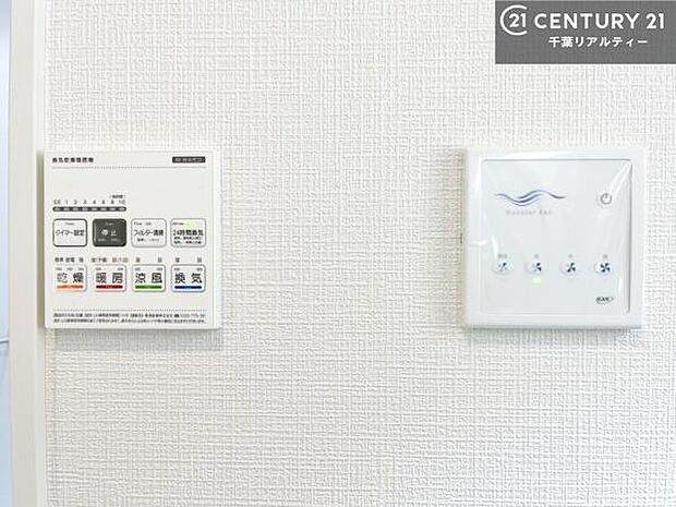 浴室乾燥や暖房が付いている魅力的な仕様です！冬場はヒートショックの予防にも使えます。雨の日でもお洗濯物が乾かせるので、洗濯物をため込みにくい！(同仕様)