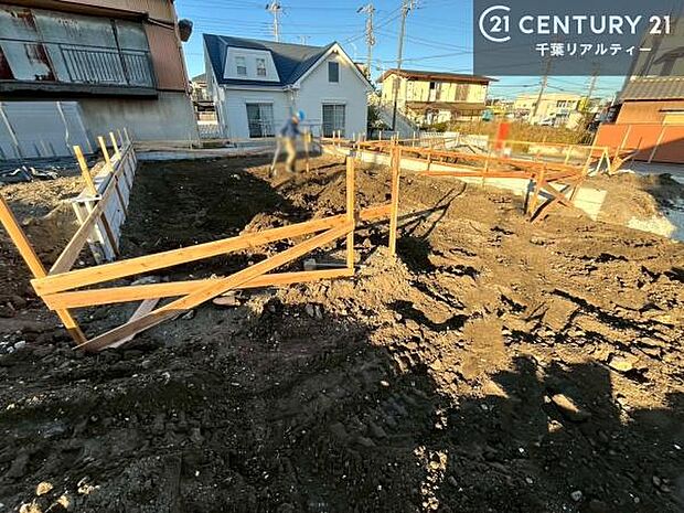 現在建築中。完成後は明るく開放的なリビングや最新設備のキッチンなど快適な空間が広がります。未完成だからこそ“新しい暮らし”への期待が高まる住まい。今しか見られない建築中の様子も必見です。