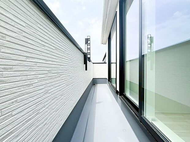 陽当たり良好なバルコニーです!晴れた日には青い空を見渡せる開放的な時間を楽しめます。(同仕様)