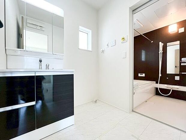 小窓付きの明るい洗面室です!湿気もすぐに入れ替えができて清潔に保つことができます!自然光が差し込むのでお化粧の仕上がりも良くなりますね!(同仕様)