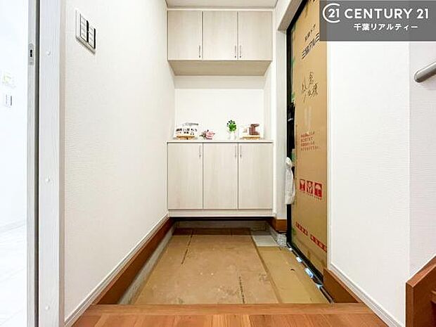 もうすぐ完成!疲れて帰ってきても、ただいま!を言いたくなる、優しく迎え入れてくれる空間になっています。明るく温もり溢れる玄関です!