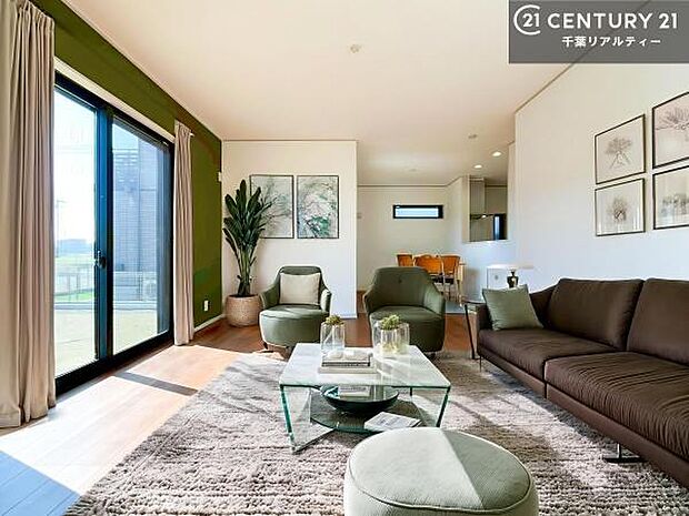 家具はCGパースです。開放感のある広々LDK!ソファーやダイニングテーブルを置いても窮屈にならないので快適に過ごせます!コミュニケーションが取りやすいリビングです!