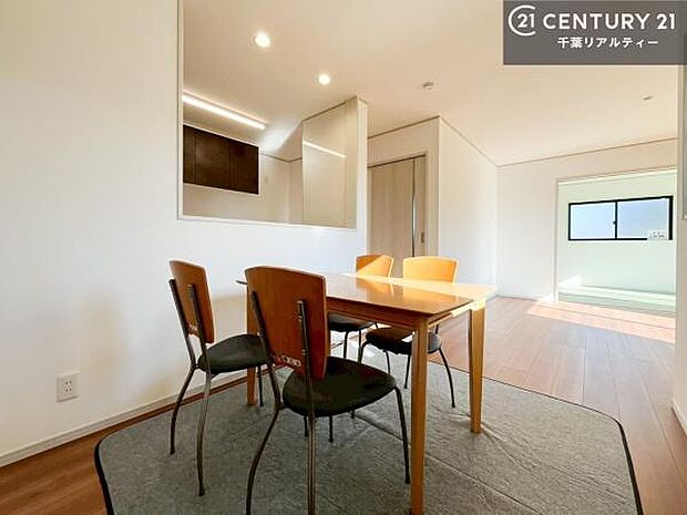 広々ダイニングスペース!ゆったりお食事。笑い声響く楽しい時間が過ごせます。日々の疲れも癒されます!