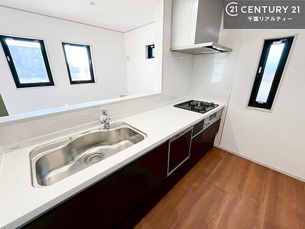 大人気の対面式システムキッチンを採用しています!ご家族のコミュニケーションが自然と増える設計です。お子様にも目が届くので嬉しいですね。広々使えて快適に作業が進みます。