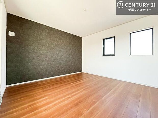 優しい光が差し込む洋室は、朝の目覚めも気持ちが良さそうですね。おうち時間もゆったりと過ごすことができます。優しい色合いのフローリングがどんな家具にもマッチします!