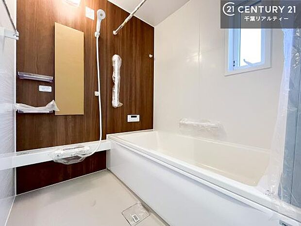 落ち着きある大人の雰囲気のバスルームは、シックなデザインでバスタイムが充実!お仕事頑張っているご褒美にお好みの匂いの入浴剤を入れて、楽しんでみてはいかがでしょうか?