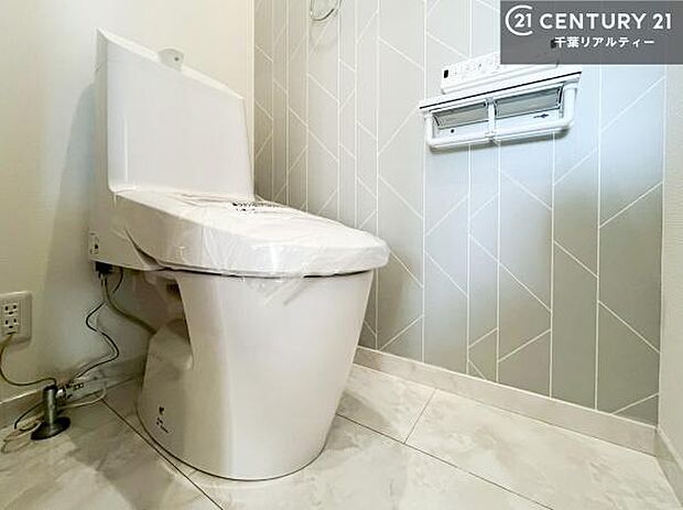 温水洗浄便座につき、冬場は便座が暖かくできるので冷たい便座に座らずに済む嬉しい仕様です!シンプルなカラーを基調としているので、お手入れがしやすいです。