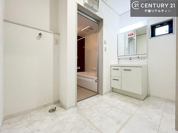 小窓付きの明るい洗面室です!湿気もすぐに入れ替えができて清潔に保つことができます!自然光が差し込むのでお化粧の仕上がりも良くなりますね!