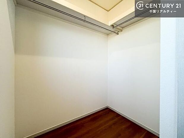 ウォークインクローゼット付きです。たくさんのお洋服などを収納しておけそうですね!他にも扇風機や加湿器など季節物の大きな家電も収納できます。