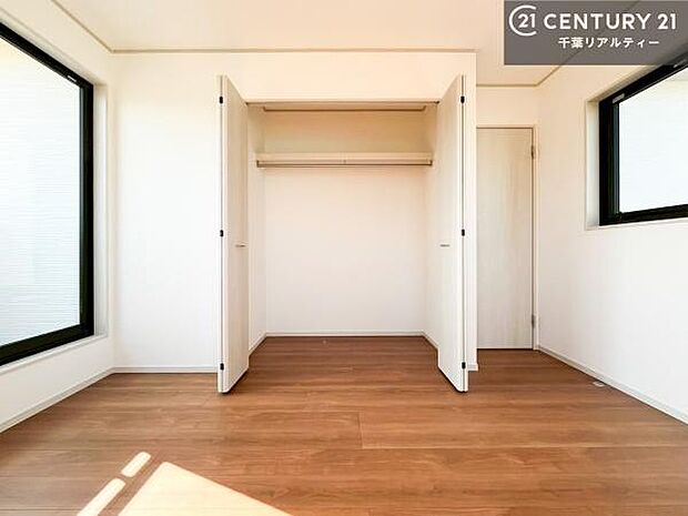 各居室収納付き!急なお客様が来客しても散らかったお部屋をサッと片付けられます!お部屋のスペースが生まれゆとりあるお部屋を演出することが出来ます!