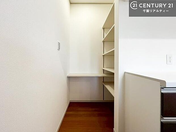 パントリー付き!手を止めず取り出しが出来る作業がしやすい快適な動線です!手際よく料理が作れて毎日捗りそうですね!