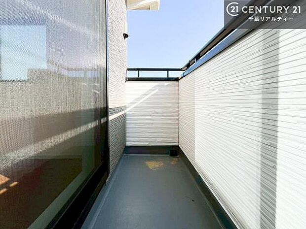 陽当たり良好なバルコニーです!晴れた日には青い空を見渡せる開放的な時間を楽しめます。