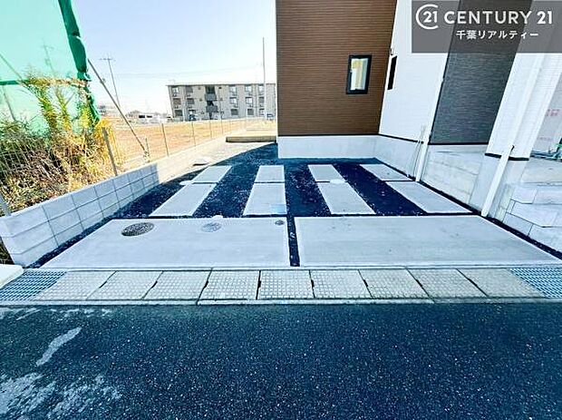 駐車スペースは最大3台分あります!セカンドカーはもちろん、バイクや自転車なども置き場所に困りません。