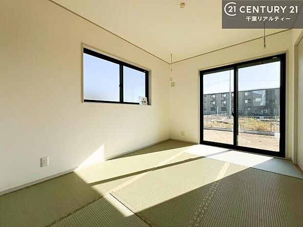 リビングと隣接した和室です!家事の休憩スペースやキッズスペースとして活用するのもよさそうですね!和室の使い方は無限大!収納スペースもたっぷりです!