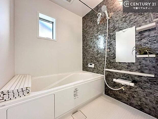 【同仕様写真】広々バスで一日の疲れをリフレッシュ。足が伸ばせるので、浴槽にもゆったりと浸かれますね！やわらかい曲線で設計されてくつろぎのひと時を有意義に味わえるバスルームです。