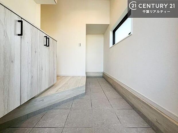 玄関のシューズボックスは、収納力良好で靴をすっきり整理できるだけでなく、上部を飾り棚として活用可能。お気に入りの小物やグリーンを置けば、来客を迎えるおしゃれな空間に仕上がります！