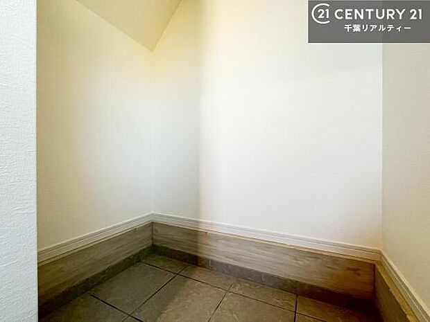 玄関土間収納付き！収納スペースなのでベビーカーやアウトドアの道具がスッキリしまえます！取り出しもラクラク！整理整頓がしやすい！